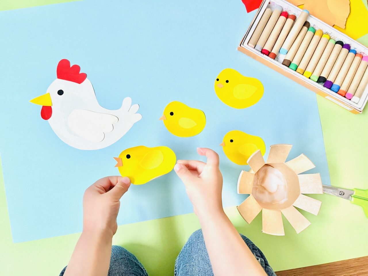 紙で工作をする子どもの手